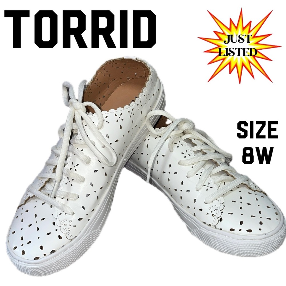 TORRID WHITE LASER CUT FAIX LEATHWR SNEAKER SIZE 8W